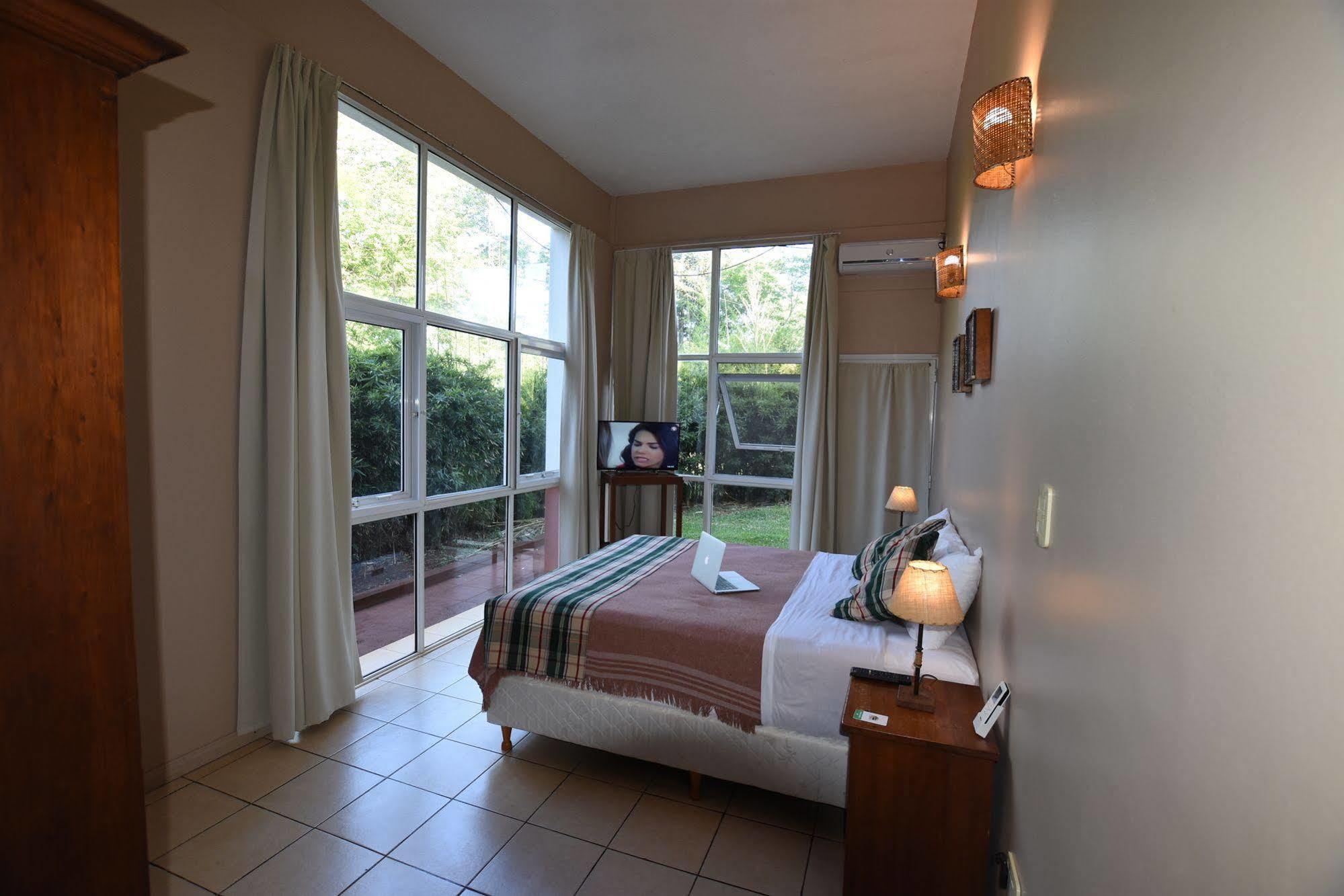 Iguazu Inn Hostel Puerto Iguazú Eksteriør billede